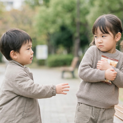 孩子不願意分享食物,是自私嗎?從分享、拒絕與界線教孩子學會人際互動